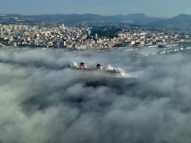 Crucero Disney Fantasy saliendo de la ría de Vigo