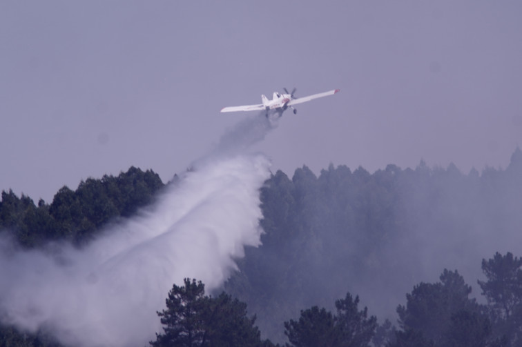 Ya son 700 hectáreas quemadas en el incendio de Chandrexa mientras el de Monteseiro se ha estabilizado