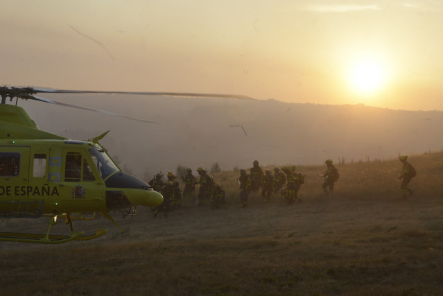 Bomberos preparan el helicóptero para extinguir el incendio, a 2 de agosto de 2025, en Vilardevós, Ourense, Galicia (España).