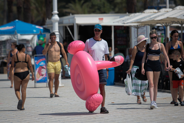 Un hombre sujeta una colchoneta, a 5 de agosto de 2025, en Vigo, Pontevedra, Galicia (España).