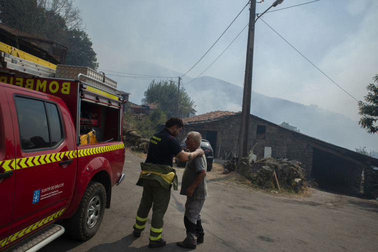 El incendio de Maceda ya ha arrasado 300 hectáreas después de obligar a evacuar hogares de madrugada