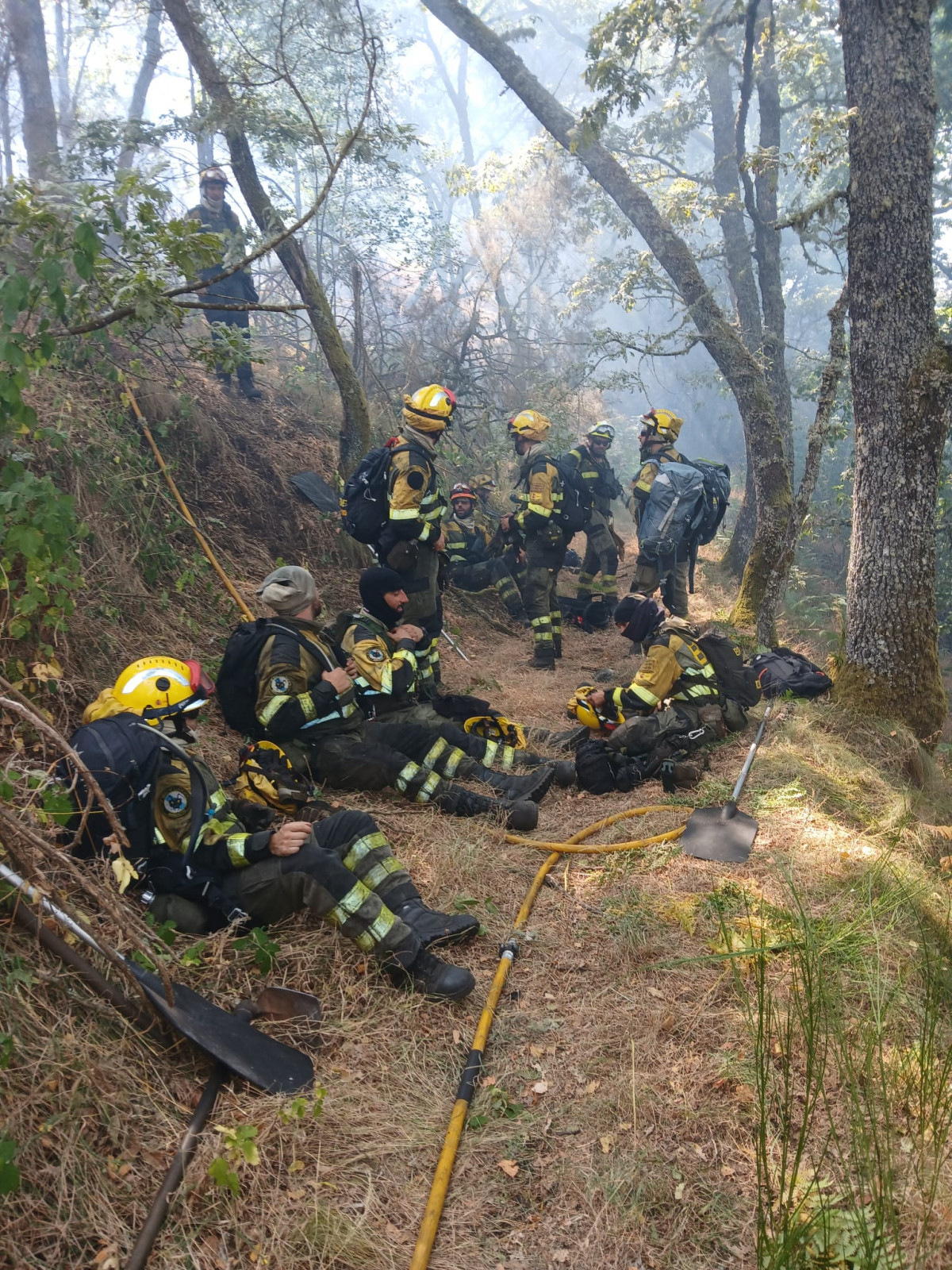 Ls Brif de Laza tomu00e1ndose un merecido respiro durante su lucha contra el incendio de Escuadro Maceda en una foto de su X