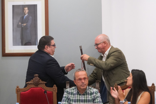 El nuevo alcalde de Noia, Francisco Pérez (i), recibe el bastón de mando de manos del anterior alcalde, Santiago Freire (d) tras salir adelante la moción de censura, a 11 de agosto de 2025, en Noia (A Coruña).