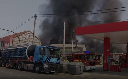 Incendio en nave de Impex en Rubiu00e1ns en imagen de CRTVG