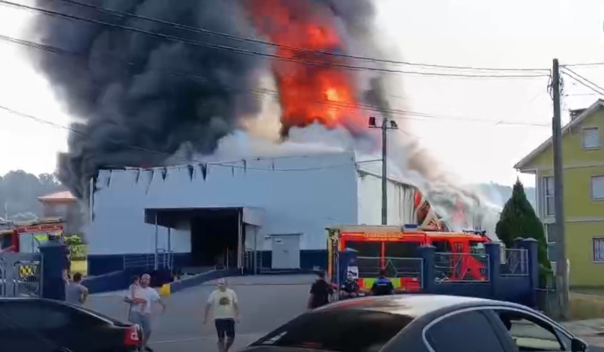 Bomberos en el incendio en nave de Impex en Rubiu00e1ns en imagen de CRTVG