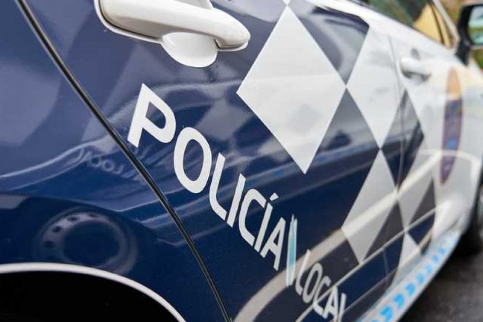 Archivo - Imagen de un coche de la Policía Local.