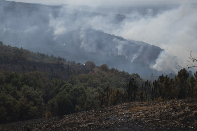 Trabajos de exxtinción a cargo del helicóptero de la BRIF de Laza en la serra de san Mamede, en el fuego por debajo de la aldea de Teixeira (Maceda), a 10 de agosto de 2025, en Maceda, Ourense, Galicia (España).