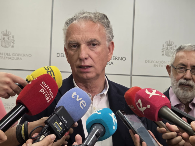 El delegado del Gobierno, José Luis Quintana, atiende a los medios de comunicación