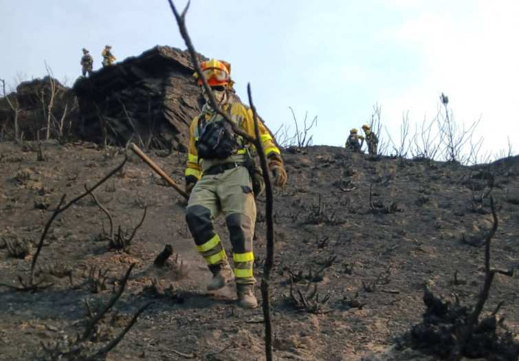 Brigadistas alertan que cientos de puestos sin cubrir impulsan el avance de los incendios en Ourense