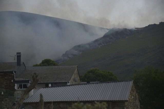 Vista de los incendios del Macizo Central, a 11 de agosto de 2025, en Chandrexa de Queixa, Ourense, Galicia (España). Los incendios del verano en Galicia arrasan hasta este 11 de agosto más de 4.000 hectáreas, con el principal fuego en Chandrexa de Queixa