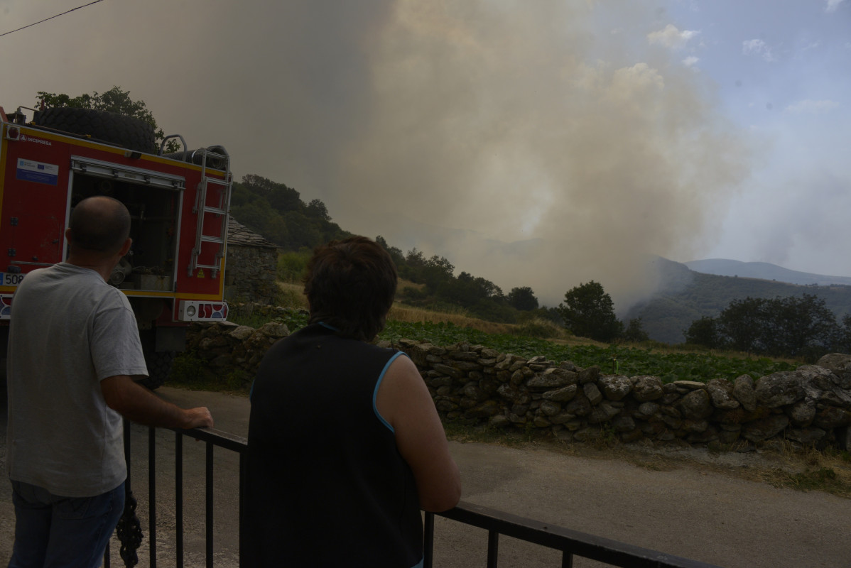 Varias personas observan el incendio en Zamorela, a 11 de agosto de 2025, en Chandrexa de Queixa, Ourense, Galicia (España). Los incendios del verano en Galicia arrasan hasta este 11 de agosto más de 4.000 hectáreas, con el principal fuego en Chandrexa de