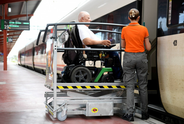 Adif estrena 125 nuevas plataformas elevadoras para facilitar el acceso a los trenes a los viajeros en silla de ruedas