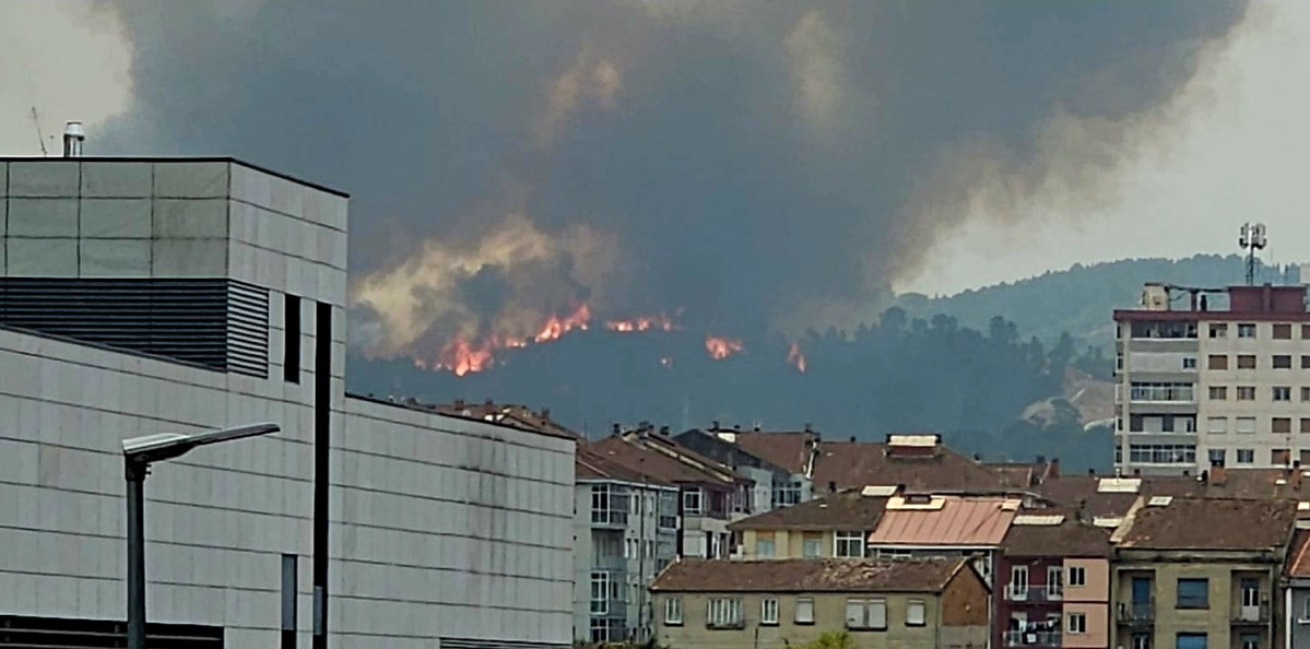 El fuego cerca de Ourense en una imagen del alcalde Gonzalo Pu00e9rez Ju00e1come