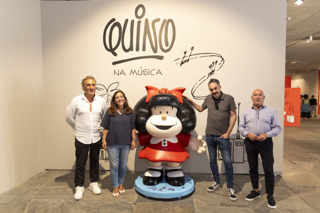 La alcaldesa de A Coruña, Inés Rey, presenta la figura de Mafalda con motivo de Viñetas desde o Atlántico