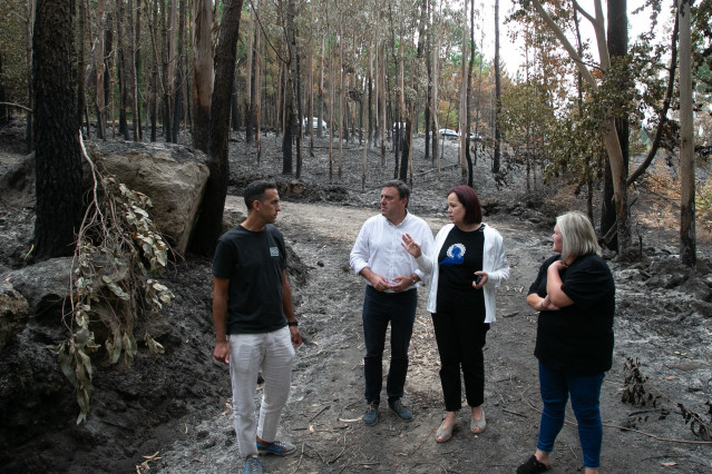 El presidente de la Diputación de A Coruña, Valentín González Formoso, y la alcaldesa de Camariñas, Sandra Insua, visitan una zona incendiada