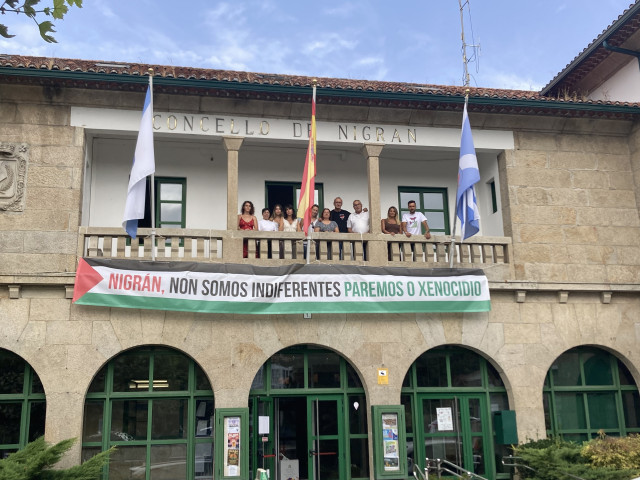 El Ayuntamiento de Nigrán instala una gran pancarta en su fachada contra la 