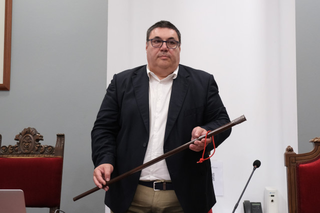 El nuevo alcalde de Noia, Francisco Pérez, posa con el bastón de mando tras salir adelante la moción de censura, a 11 de agosto de 2025, en Noia, A Coruña, Galicia.