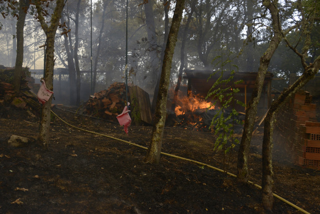 Jardín privado quemado durante el incendio, a 12 de agosto de 2025, en Seixalbo (Ourense).