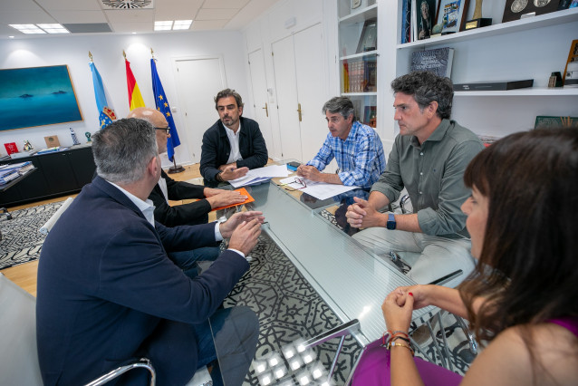 El conselleiro de Presidencia, Xustiza e Deportes, Diego Calvo, en el encuentro con el alcalde de Sarria.