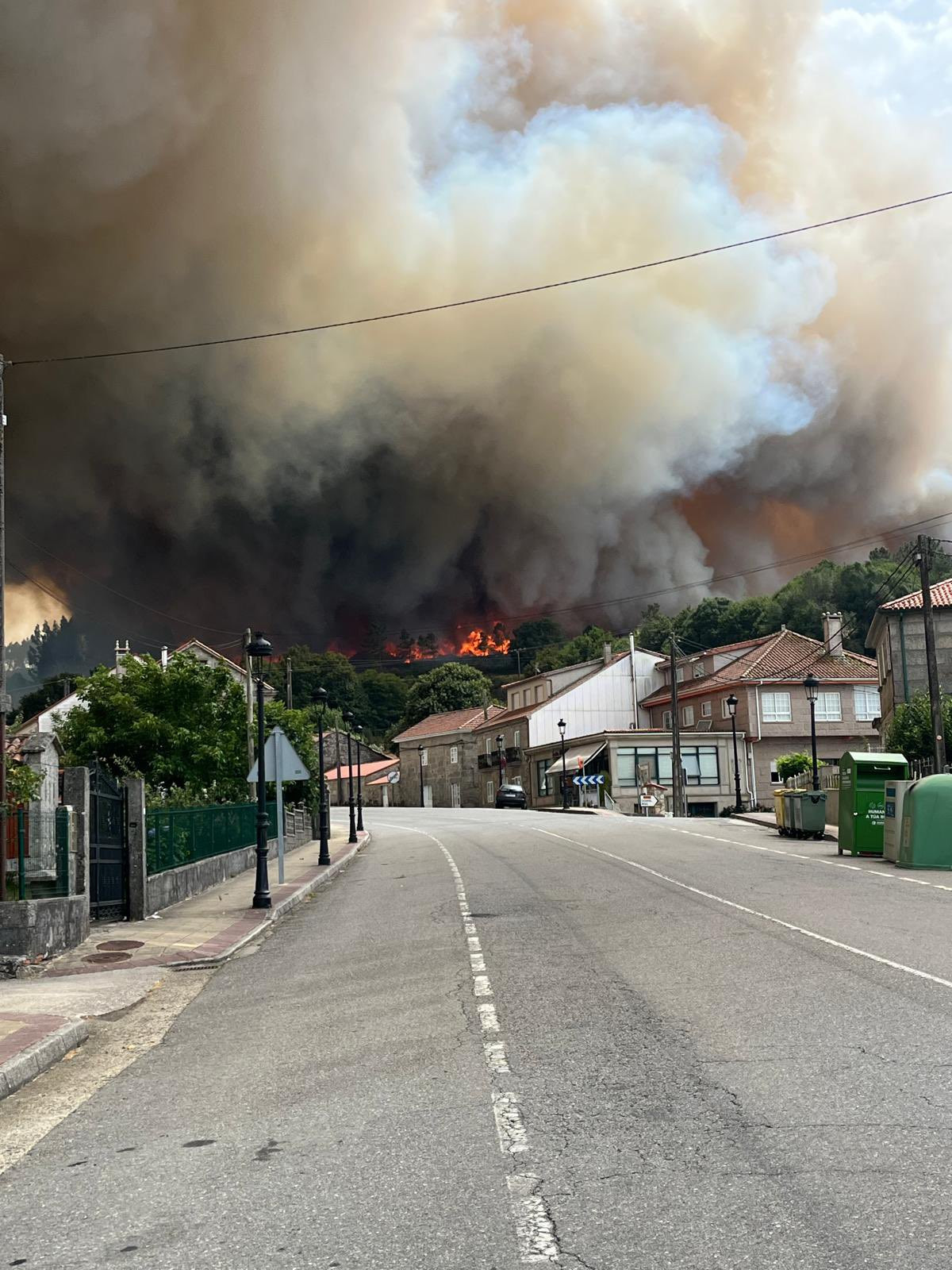 El incendio de Dozu00f3n a pocos metros de la N525 en Castro de Dozu00f3n en una foto de D 26danin X