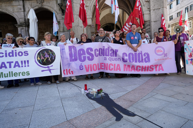Varias personas durante una concentración ante el Ayuntamiento de O Porriño.