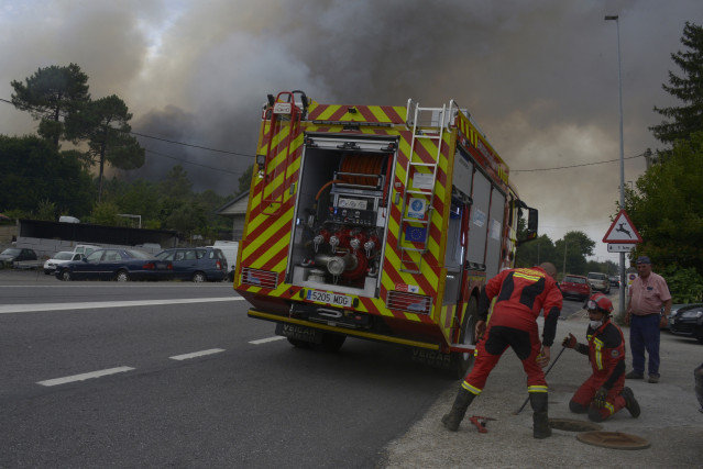 Varios servicios de emergencia trabajan en la extinción del fuego, a 12 de agosto de 2025, en Seixalbo, Ourense, Galicia (España).