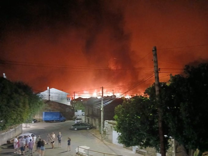 Docenas de heridos y desalojados, cientos de confinados en una noche de terror por los incendios en Ourense