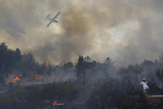 Un hidroavión trata de extinguir el incendio, a 12 de agosto de 2025, en Seixalbo, Ourense, Galicia (España). La Xunta ha decretado el nivel 2 de emergencia a nivel provincial en Ourense por grandes incendios que, en conjunto, calcinan alrededor de 4.330