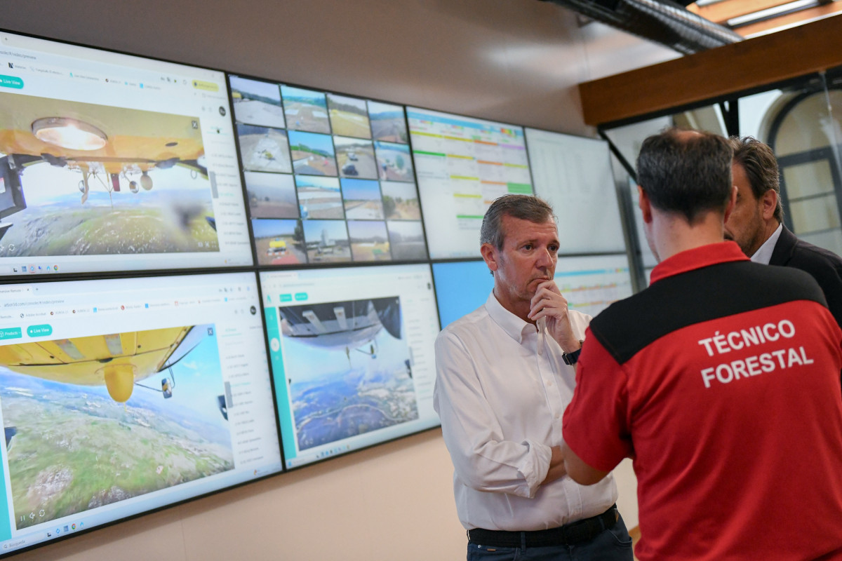 El presidente de la Xunta, Alfonso Rueda, visita acompañado del conselleiro de Presidencia, Xustiza e Deportes, Diego Calvo, el Centro de Coordinación Central de incendios, en Santiago de Compostela
