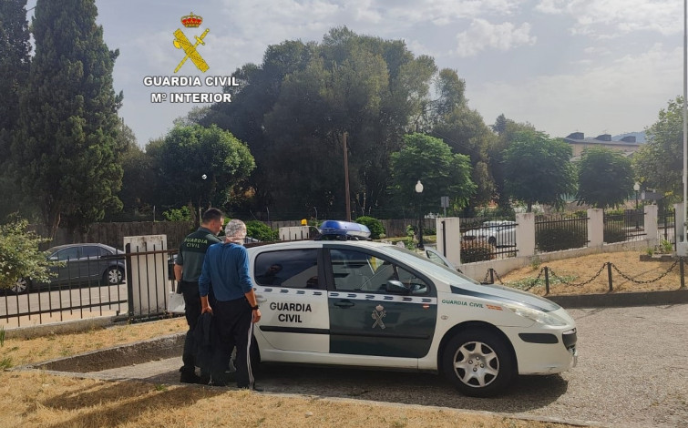 Huye tras atropellar a dos peatones en O Hío durante una protesta vecinal