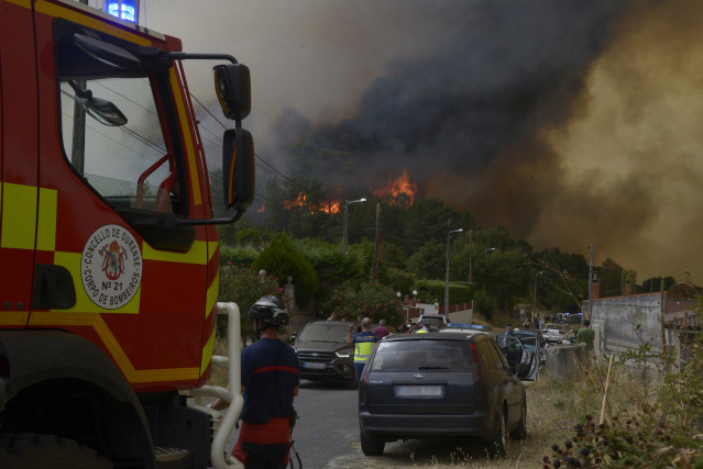 Varios servicios de emergencia trabajan en la extinción del fuego en Ourense.