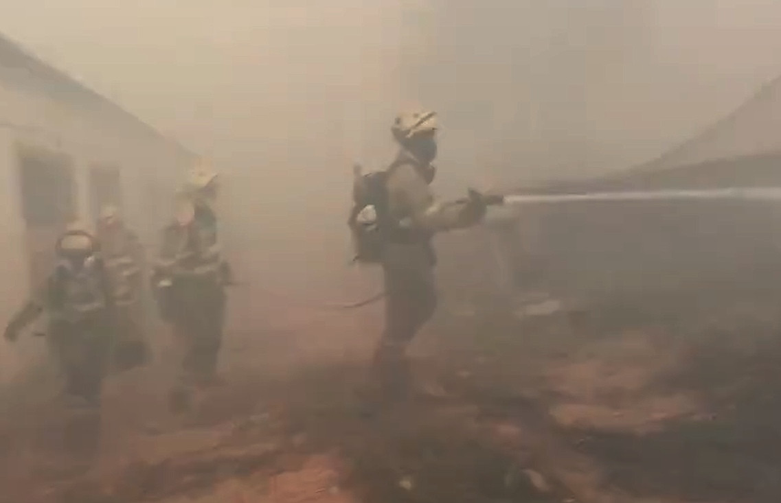 Brigadistas combatiendo el incendio de Ou00edmbra Monterrei en una foto de Brif Laza