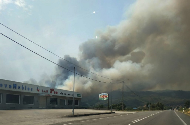 Los incendios de Ourense obligan a cortar la autovía y el tren hacia Madrid otra vez
