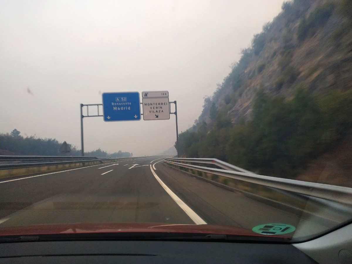 Humo de incendio en la Autovu00eda a    a la altura de Veru00edn en una foto de P.F. a primera hora de la mau00f1ana