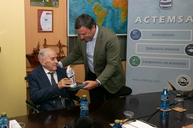 El presidente de la Diputación de A Coruña, Valentín González Formoso, entrega al empresario Severino Escurís el Premio PEL