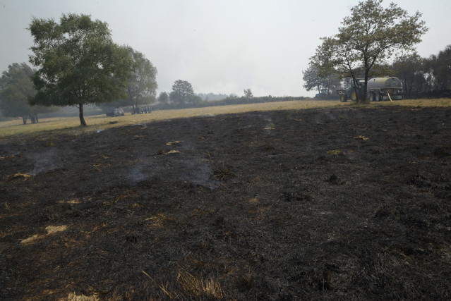 Vecinos de varias aldeas de Montederramo hacen guardia para vigilar la zona quemada en la que realizaron los trabajos de extinción del fuego, a 13 de agosto de 2025, en Montederramo, Ourense, Galicia (España).