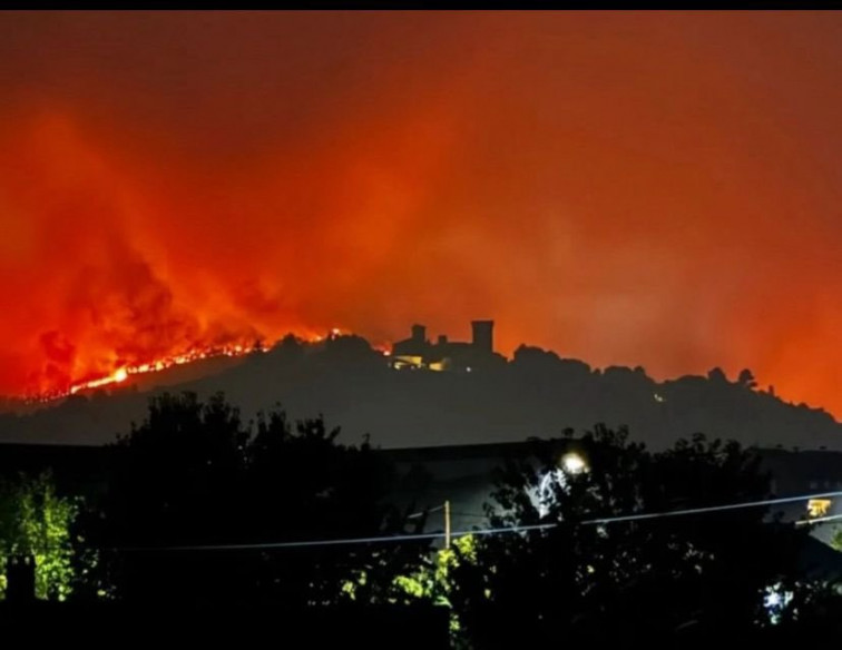 Casas y 13.800  hectáreas calcinadas por la oleada de incendios que asola Galicia