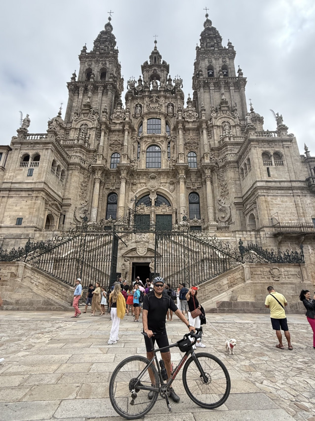 El expresidente de Ecuador Rafael Correa en la Praza do Obradoiro ante la Catedral de Santiago de Compostela.