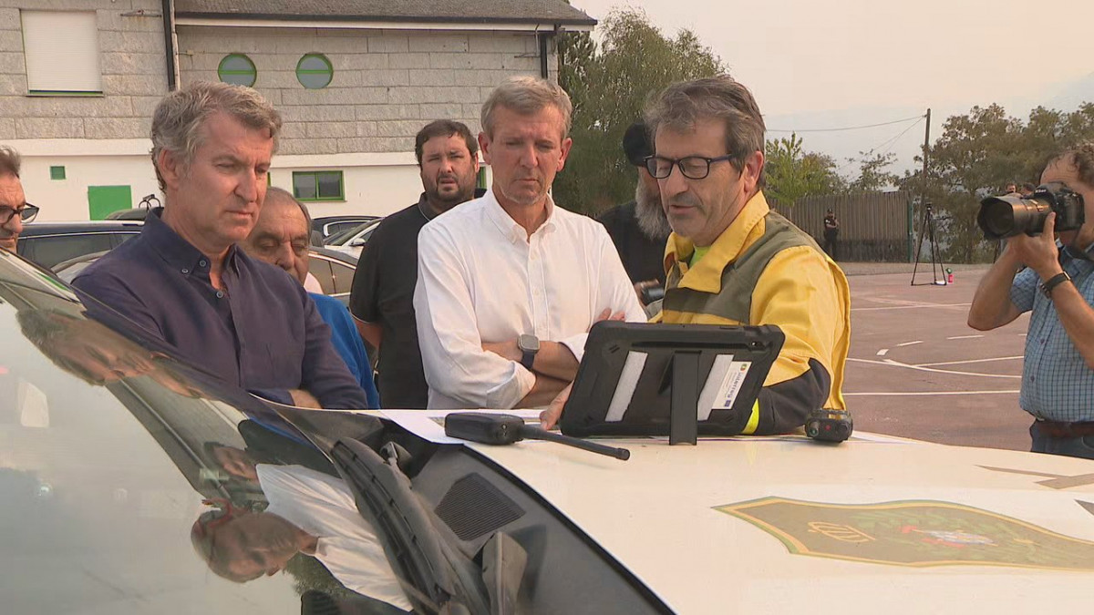 Alfonso Rueda y Nuu00f1ez Feiju00f3o visitando el punto de coordinaciu00f3n contra uno de los incendios de Chandrexa en una foto de CRTVG