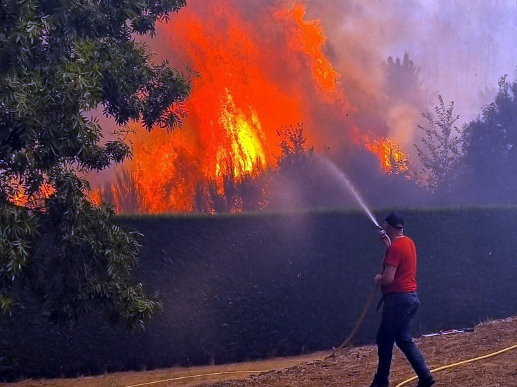 Incendios Ourense: Los medios están superados, arden casas y se corta la comunicación con Madrid