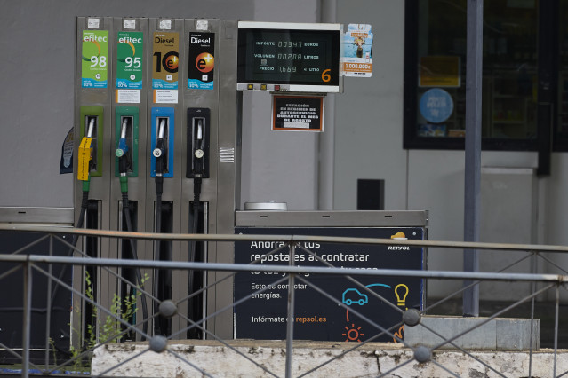 Archivo - Surtidores en una gasolinera, a 31 de agosto de 2024, en Madrid (España). El precio de los carburantes en España ha encadenado esta semana una nueva bajada de cara a la operación retorno de las vacaciones de verano y ha marcado un nuevo mínimo a