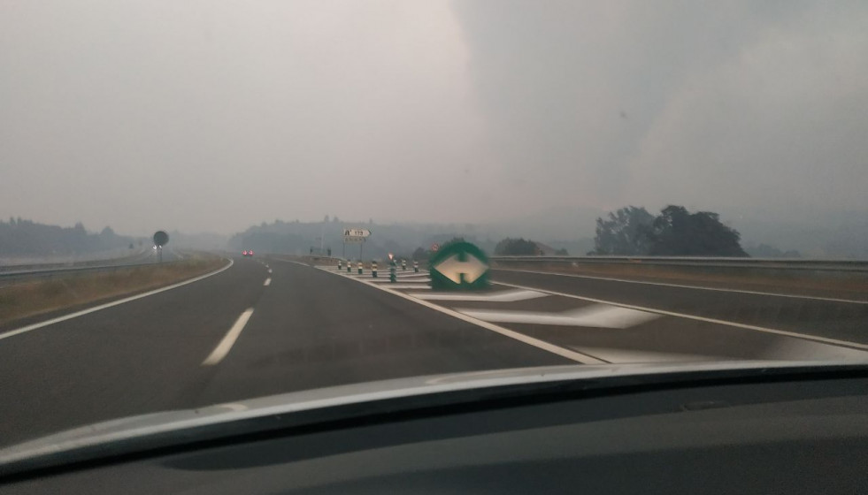 Humo de incendio en la Autovía a A53  a la altura de Verín en una foto de P.F. a primera hora de la mañana