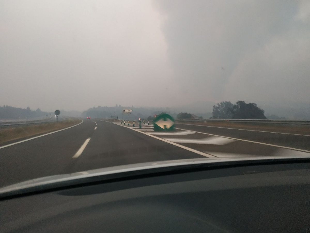 Humo de incendio en la Autovu00eda a A53  a la altura de Veru00edn en una foto de P.F. a primera hora de la mau00f1ana