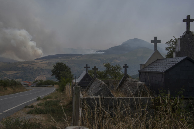 Vista de los incendios del Macizo Central, a 11 de agosto de 2025, en Chandrexa de Queixa, Ourense, Galicia (España). Los incendios del verano en Galicia arrasan hasta este 11 de agosto más de 4.000 hectáreas, con el principal fuego en Chandrexa de Queixa