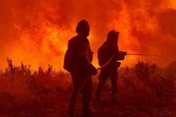 Brigadistas combatiendo un incendio en Laza en una imagen de Xuntos por Laza Facebook