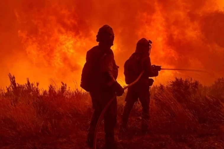 Brigadistas combatiendo un incendio en Laza en una imagen de Xuntos por Laza Facebook