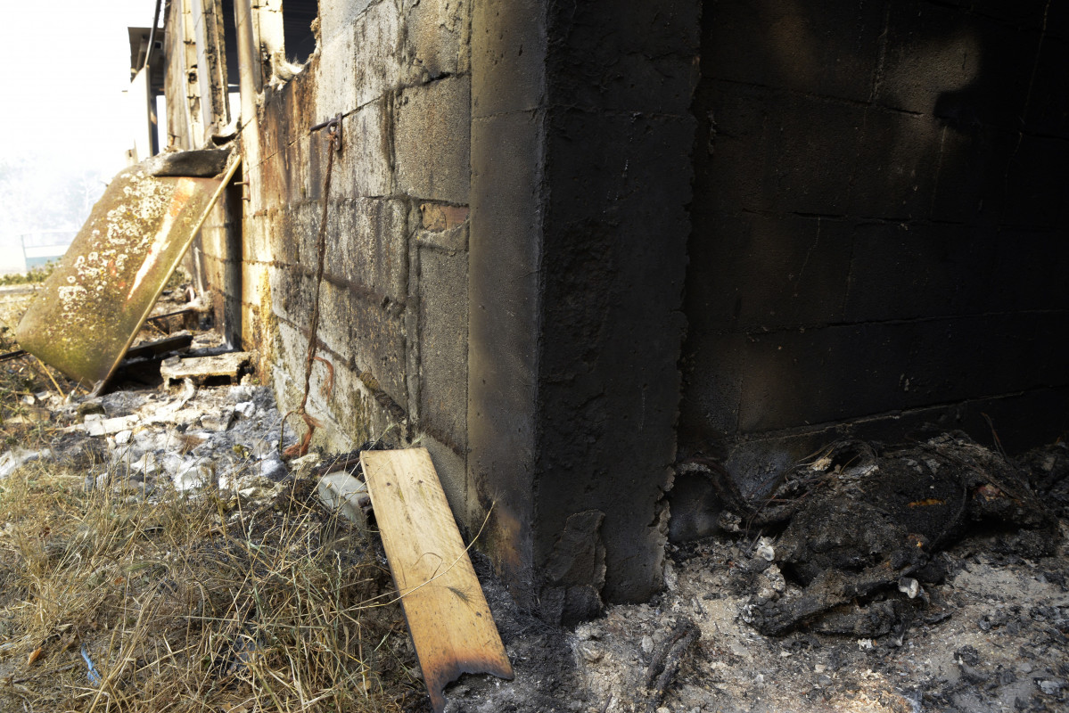 Interior de una granja tras el paso del fuego, a 13 de agosto de 2025, en Cova, Pobra de Trives, Ourense, Galicia (España). La jefa de servicio de prevención de incendios forestales en Ourense, Sand