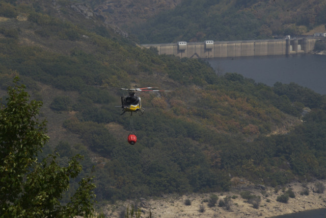 Un helicóptero de extinción recoge agua en el embalse de Chandrexa de Queixa para trabajar en los incendios del Macizo Central, a 11 de agosto de 2025, en Chandrexa de Queixa, Ourense, Galicia (España).