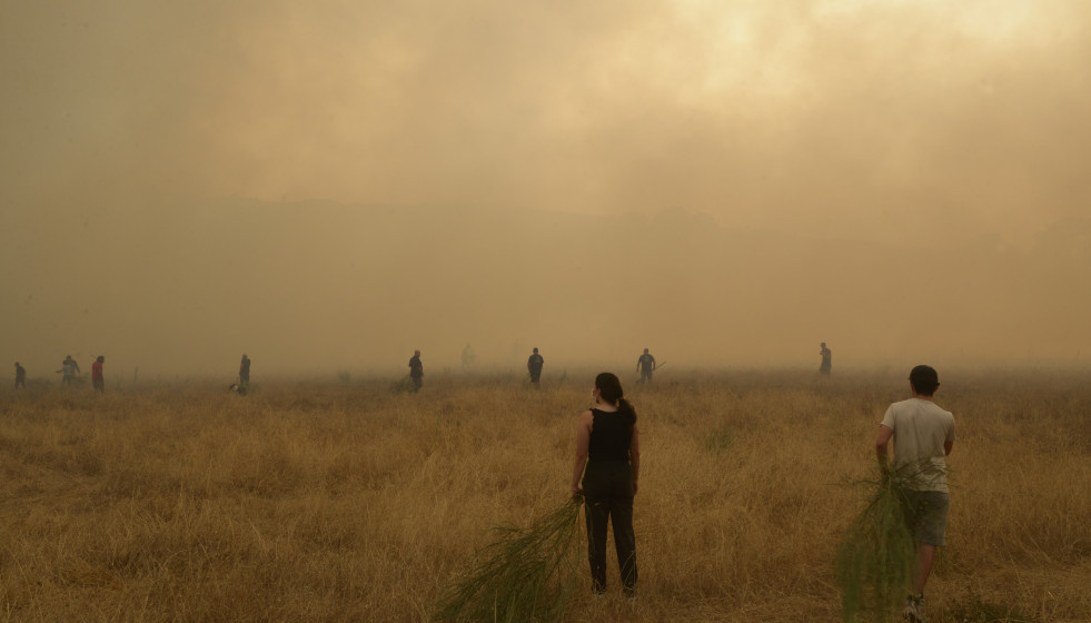 Lucha vecinal contra el fuego que llegó durante la tarde a la localidade de Vilela (Cualedro)