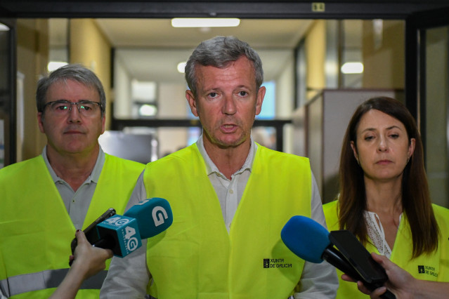 El presidente de la Xunta, Alfonso Rueda, acompañado de la conselleira do Medio Rural, María José Gómez, visita al Centro de Coordinación Operativa (CECOP) de Ourense
